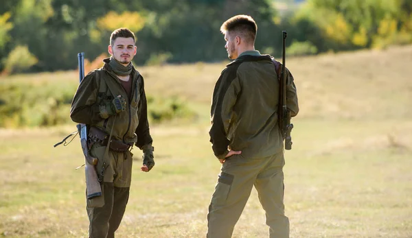 Muž lovci s puškou zbraní. Boot camp. Vojenské jednotně uplatňována. Přátelství mezi muži lovci. Armádní síly. Kamufláž. Lovecké schopnosti a zbraně zařízení. Jak zapnout lov do hobby. Budoucnost — Stock fotografie