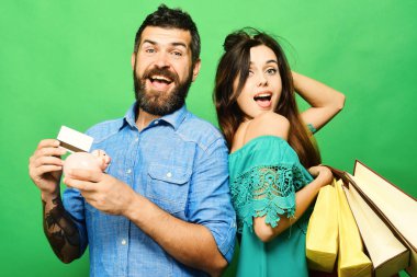 Sakallı adamın kredi kartı ve kumbarası var.