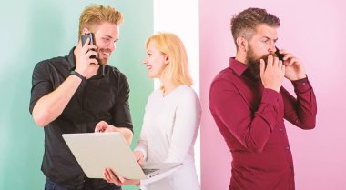 Erkek kadın sosyal ağlar ile çalışma keyfini çıkarın. Modern teknolojiler hayat daha kolay. Dizüstü smartphone her zaman online. Modern teknolojiler meslek dijital sosyal medya pazarlama gerektirir. Modern meslek