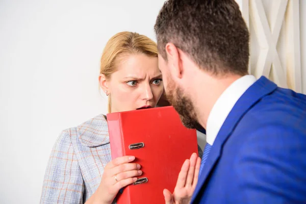 Movimiento contra el acoso sexual. Gerente poniendo su mano en el hombro de su secretaria, en la oficina. Jefe abusivo . — Foto de Stock