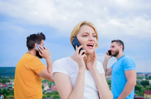 Interactuar unos con otros a través de la tecnología. Grupo de amigos hablando por celular. Personas que utilizan tecnología de comunicación móvil. Gente moderna con teléfonos inteligentes al aire libre. Usuarios de teléfonos móviles — Foto de Stock