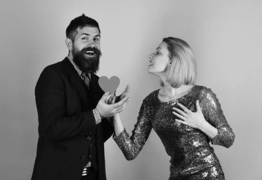 Romantizm ve kutlama kavramı. Aşık çift kalp tutar