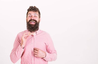 Holding kağıt papyon trendy sakallı mutlu gülümseyen adam. Sakallı adam Doğum günü partisinde, mutluluk kavramı eğleniyor. Hipster beyaz arka plan üzerinde izole uzun sakallı pembe gömlekli