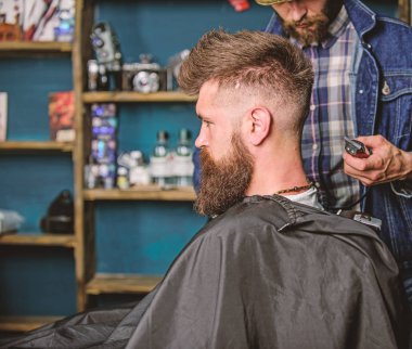 Saç modeli hizmet anlayışı. Sakallı hippi istemci saç modeli var. Berber makası veya kesme makinesi ile boyun istemcisinin traş. Kesme makinesi ile kuaför saç modeli sakallı adam, berber arka plan için çalışır