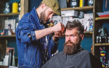 Hipster yaşam tarzı kavramı. Clipper kırpma kıllı istemci Tapınağı berber. Hipster istemci Başlarken saç kesimi. Kuaför saç kesme makinesi ile saç modeli sakallı adam berber arka plan için çalışır