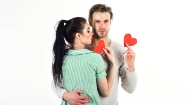 Sevgililer günü ve aşk. Romantik hisler kavramı. Romantik Çift aşık sarıl. Adam ve kadın çift aşık beyaz zemin üzerine kırmızı kalp kartları tutun. Tıraşsız yakışıklı ve aşık güzel kız