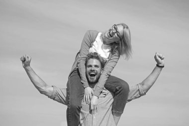 Çift mutlu Tarih birlikte eğleniyor. Aşık tarih ve ücretsiz duygu zevk. Özgürlük kavramı. Adam kız arkadaşı omuzlarında, gökyüzü arka plan taşır. Aşık çift duygu özgürlük açık güneşli günün tadını çıkarın.