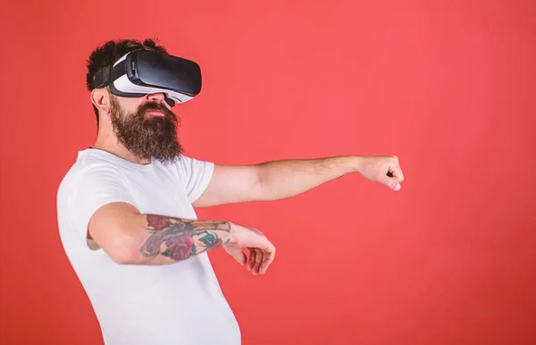 Férfi szakállal-Vr szemüveg vezetési autó, piros háttér. Virtuális vezetési órákat koncepció. Csípő magabiztos arcán, autó vezetés virtuális valóság, a modern digitális modul — Stock Fotó