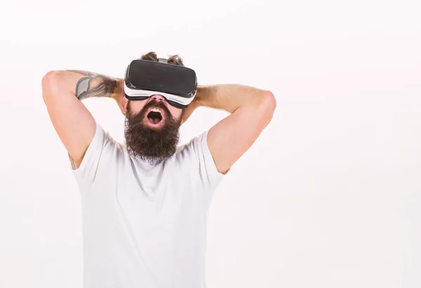 L'uomo con la barba negli occhiali VR si diverte a guardare video, sfondo bianco. Concetto di cinema virtuale. Hipster sul viso eccitato divertirsi nella realtà virtuale. Ragazzo con testa montato display godere di realtà virtuale — Foto Stock