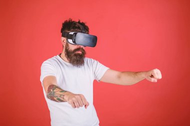 Sanal yarış kavramı. Sanal gerçeklik yüksek hızda sürüş bisiklet emin yüzündeki hippi. Vr sakallı sürüş motosiklet, kırmızı arka plan gözlük. Adam oyun Vr içinde yarış oyunu