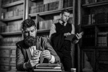 Yazma ve ücretleri kavramı. Yazar ya da katı yüz ile yazar