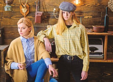 Arkadaş veya kız kardeşim hoş gamekeepers evde, iç arka plan akşamın. Ormanda kavramı tatil. Kızlar iyi tatiller. Kızlar sakin yüzler üzerinde dinlenme yaparken sıcak atmosferinin keyfini çıkarın