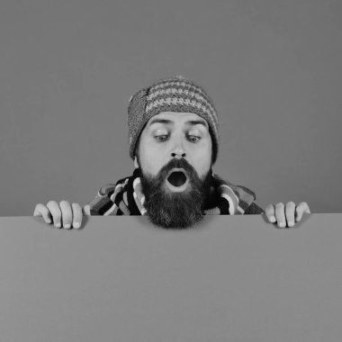 Sonbahar ve soğuk hava kavramı. Şapkalı adam aşağı bakıyor.