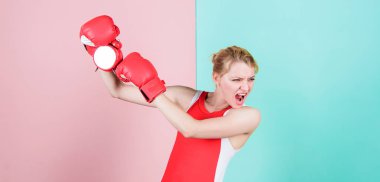 Bu saat yanlış zamanı verir. Bir saat delme sporcumuz. Boks eldivenleri saat tutan duygusal kadın. Şirin boksör ile çalar saat mücadele kızgın bakışla. Onun zaman için eğitim boks