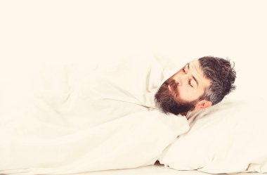 Hafta sonu eğlence kavramı. Baktılar yüzü olan adam