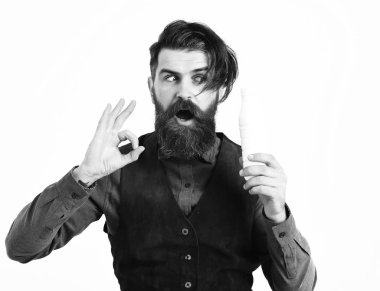 Sakallı adam elinde şaşkın suratlı kefir şişesi tutuyor.