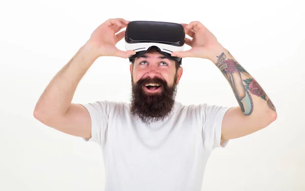 Osoba z kask wirtualnej rzeczywistości na białym tle. Człowiek sobie wirtualnej rzeczywistości gogle. Zestawy słuchawkowe wirtualnej rzeczywistości. — Zdjęcie stockowe