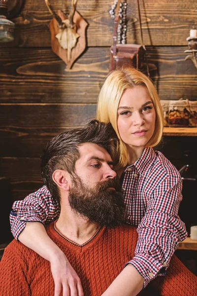 Pareja en madera vintage interior disfrutar del descanso. Señora y hombre con barba en rostros de ensueño abrazos. Pareja enamorada pasar una velada romántica en un ambiente cálido. Concepto romántico de noche — Foto de Stock