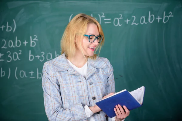 Qué gran maestro. El profesor de escuela explica bien las cosas y hace que el tema sea interesante. La enseñanza efectiva implica la adquisición de conocimientos relevantes sobre los estudiantes. Maestra mujer explicar cerca pizarra — Foto de Stock