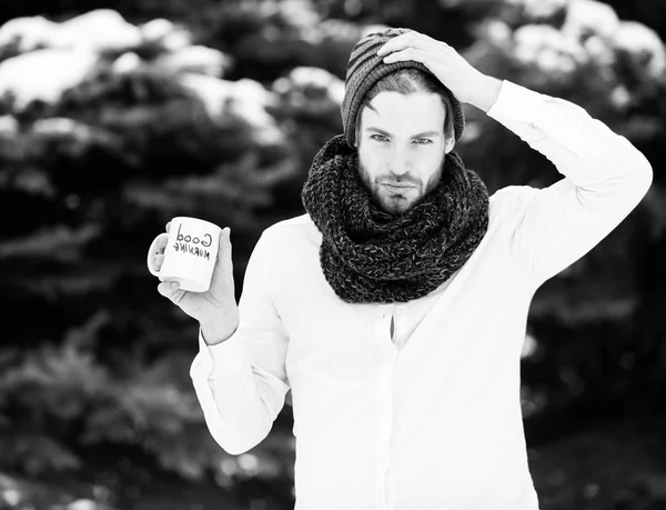 Hombre guapo con taza de la mañana en invierno al aire libre — Foto de Stock