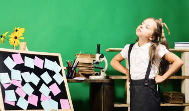 Sınıfında tatminsiz yüz ifadesi olan liseli kız.