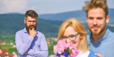 Aşık açık flört romantik ilişkiler sarılmak. Sadakatsizlik kavramı. Çift Romantik Tarih severler buket çiçekler. Kıskanç sakallı adam izlerken karısı onu sevgilisi ile hile sırasında dating aşık çift