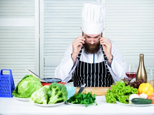 Allvarlig skäggig man. kocken recept. Bantning ekologisk mat. Vegetarisk Sallad med färska grönsaker. Hälsosam mat matlagning. Mogen hipster med skägg. Kulinariska rätter. Vitamin. Vad sägs om pris — Stockfoto