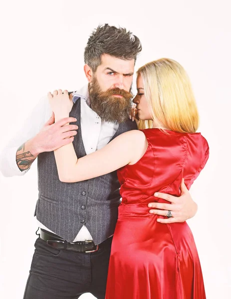 Conceito de casal dançante. Casal apaixonado, dançarinos com roupas elegantes, fundo branco. Mulher de vestido vermelho e homem de colete abraçando enquanto dança. Barbudo hipster e atraente senhora no concurso de dança — Fotografia de Stock