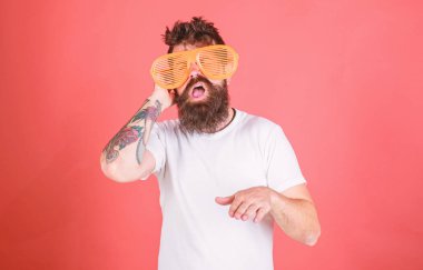 Adam hipster giyer dev louvered güneş gözlüğü sakallı. Hipster giyer çekim gölgeler güneş gözlüğü. Güneş gözlüğü aksesuar inanılmaz güven duygusu verir. Süperstar olarak o gözlük gibi hissediyorum