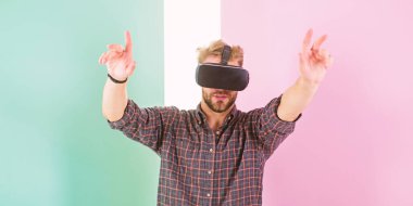 Dijital yüzey ile etkileşim içinde sanal gerçeklik. Adam tıraşsız adam Vr gözlük, pembe arka plan ile. Hipster modern teknolojiler eğlence için kullanın. Adam Vr gözlük veya baş ile görüntü monte