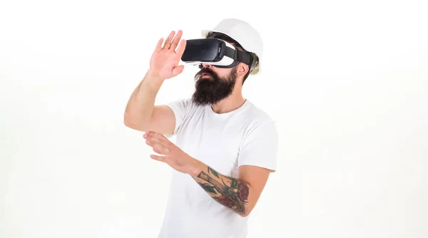 Portret zdumiony faceta, za pomocą zestaw wirtualnej rzeczywistości, izolowana na białym tle. Człowiek sobie wirtualnej rzeczywistości gogle w tle. Mężczyzna podekscytowany, przy użyciu okularów 3d. — Zdjęcie stockowe