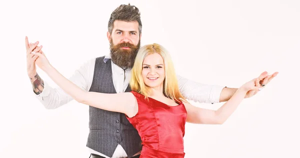 Concepto de pareja bailando. Pareja enamorada, bailarinas alegres en ropa elegante, fondo blanco. Mujer vestida de rojo y hombre de chaleco. hipster barbudo y atractiva dama vestida para el concurso de baile — Foto de Stock