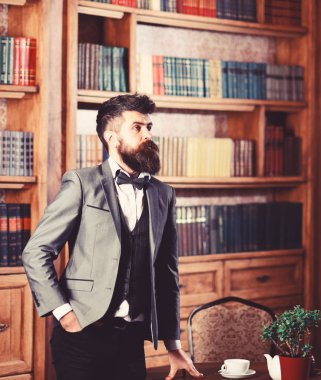 Adam bookcas vintage odada papyon giyiyor