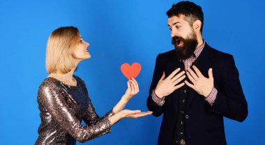 Aşk ve tatil kavramı. Kız erkek arkadaşına aşkını sunuyor