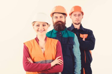 Sert şapkalı kadın ve erkekler takım olarak yakın durun..