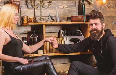 Çift gamekeepers evde, ahşap iç arka plan romantik akşamın. Romantik akşam kavramı. Aşık çift birlikte ellerini tutar. Kız ve erkek rahat yüzleri sıcak atmosferinin keyfini çıkarın