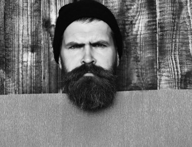 Kırmızı kağıt çarşaflı, vahşi, beyaz bir hippi.