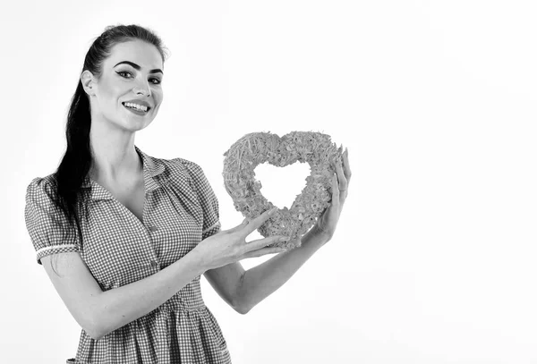 Szív és a szeretet conept. Lány, hogy ki tartja rózsaszín szív, szimbóluma a Valentin-nap — Stock Fotó