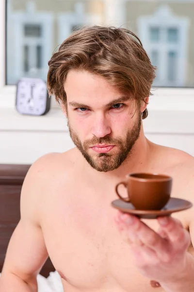 Хлопець привабливий зовнішній вигляд чоловіка насолоджується гарячою свіжозвареною кавою. Перше, що вранці. Кращий час, щоб випити чашку кави. Щоранку з кавою. Чоловік бородатий красивий мачо тримає чашку кави — стокове фото