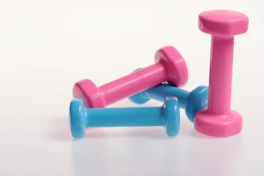 Barbell birbirine yakın, farklı boyutlarda yakın çekim