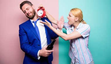 Saat kaç oldu? Alkolizmden muzdarip bir adam. İçki şişesi olan bir iş adamı ve çalar saati olan bir kadın. Kızgın eş sarhoş kocayla evde buluşuyor. Bağımlı alkolizm veya alkol bağımlılığı