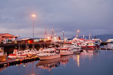 Reykjavik, İzlanda - 14 Ekim 2017: yat deniz iskelesi ışıkları alacakaranlıkta. Yelkenli tekneler, akşam gökyüzünde kıyısında. Su ulaştırma araçları ve deniz yoluyla seyahat. Tatil veya Yolculuk tutkusu ve seyahat