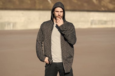 Sakallı adam giyim rahat kazak açık. Adam güneşli günde sakal dokun. Şık spor giyim, moda maço. Etkin ve sağlıklı bir adam için bir yaşam tarzı. Cilt Bakımı ve Kuaför Salonu