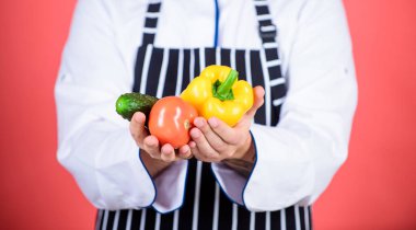 Gıda seçenekleri. Vejetaryen. Olgun şef sakallı. Sağlıklı yemekler pişirmek. Şef şapkalı adam. Gizli tadı tarifi. Diyet ve organik gıda, vitamin. Sakallı adam yemek mutfak, mutfak