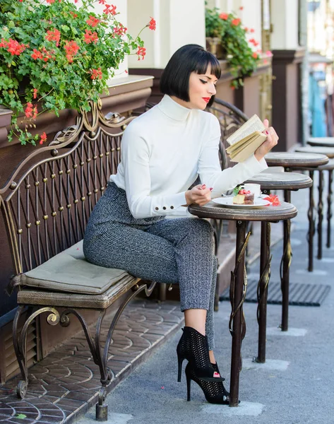 Tasse de bon café et livre agréable meilleure combinaison pour un week-end parfait. Femme prendre un verre profiter d'une bonne terrasse café livre. Concept d'amélioration personnelle. Littérature pour femme. fille boire café lire livre — Photo