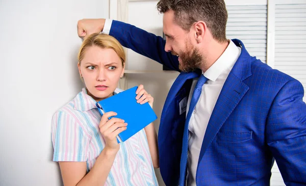 Afbreuk doen aan office. Seksuele intimidatie op de werkplek. Beweging tegen seksuele intimidatie. — Stockfoto