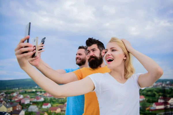Felices mejores amigos tomando selfie con cámara. Amigos en el teléfono. — Foto de Stock