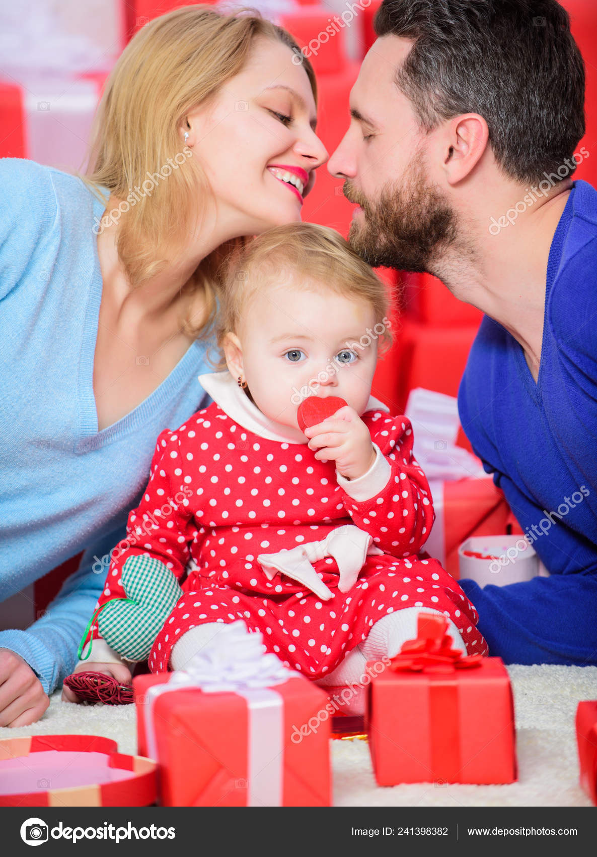 Featured image of post Love Couple Pic With Baby