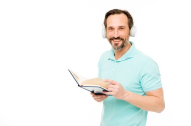 Online eğitim. Adam olgun adam dinleme online ders sakallı. Daha fazla bilgi edinin. Sesli kitap. Okuma ve dinleme. Modern eğitim kavramı. Online eğitim faydaları. Bilgiye erişim