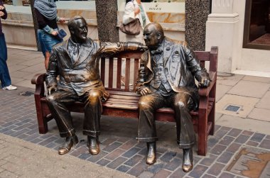 London, Büyük Britanya - 25 Şubat 2010: erkek heykeli bronz bankta oturmak. Müttefikler sokakta heykel. Tezgah gösterir ilişki arkadaşlar. Yolculuk ve seyahat. Ünlü turistik